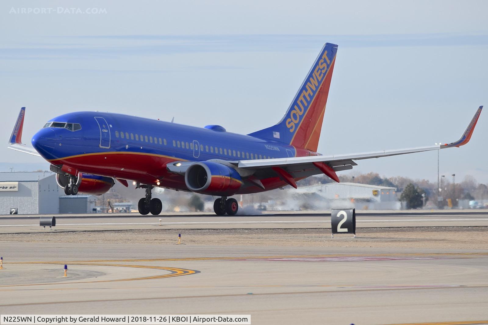 N225WN, 2005 Boeing 737-7H4 C/N 34333, Landing RWY 10L.