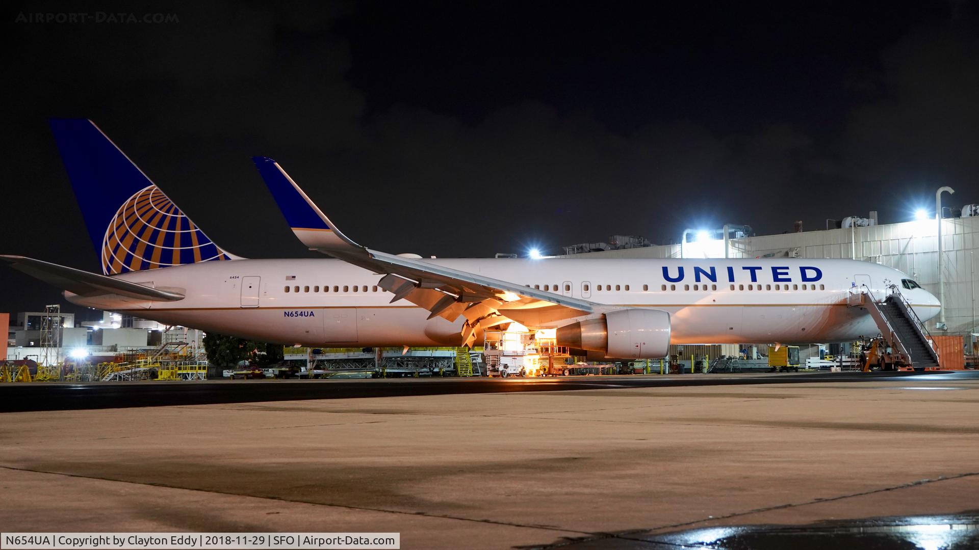 N654UA, 1992 Boeing 767-322ER C/N 25392, SFO 2018.