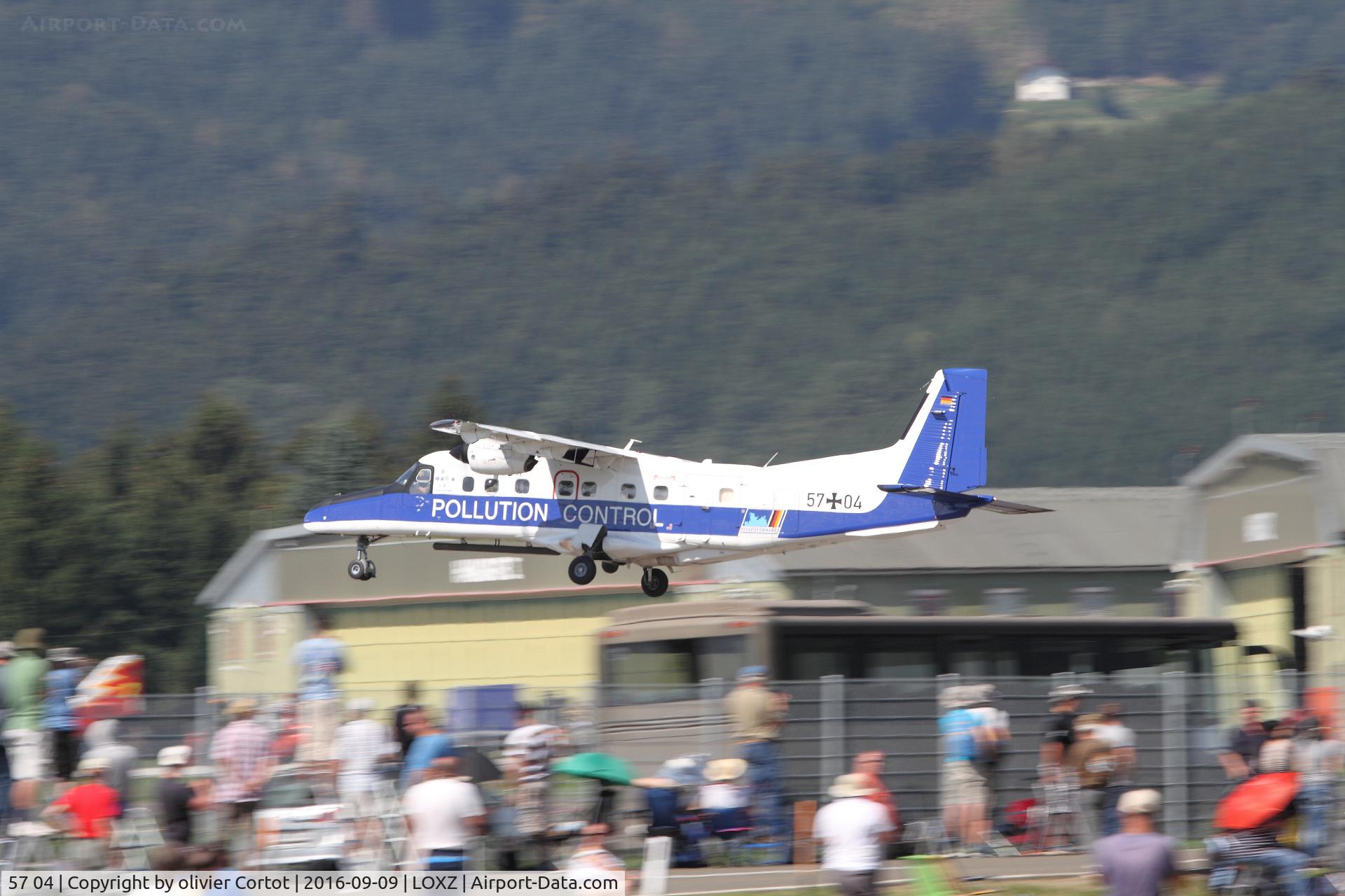 57 04, Dornier Do-27B-3 C/N 430, big crowd for the Air Power arrivals