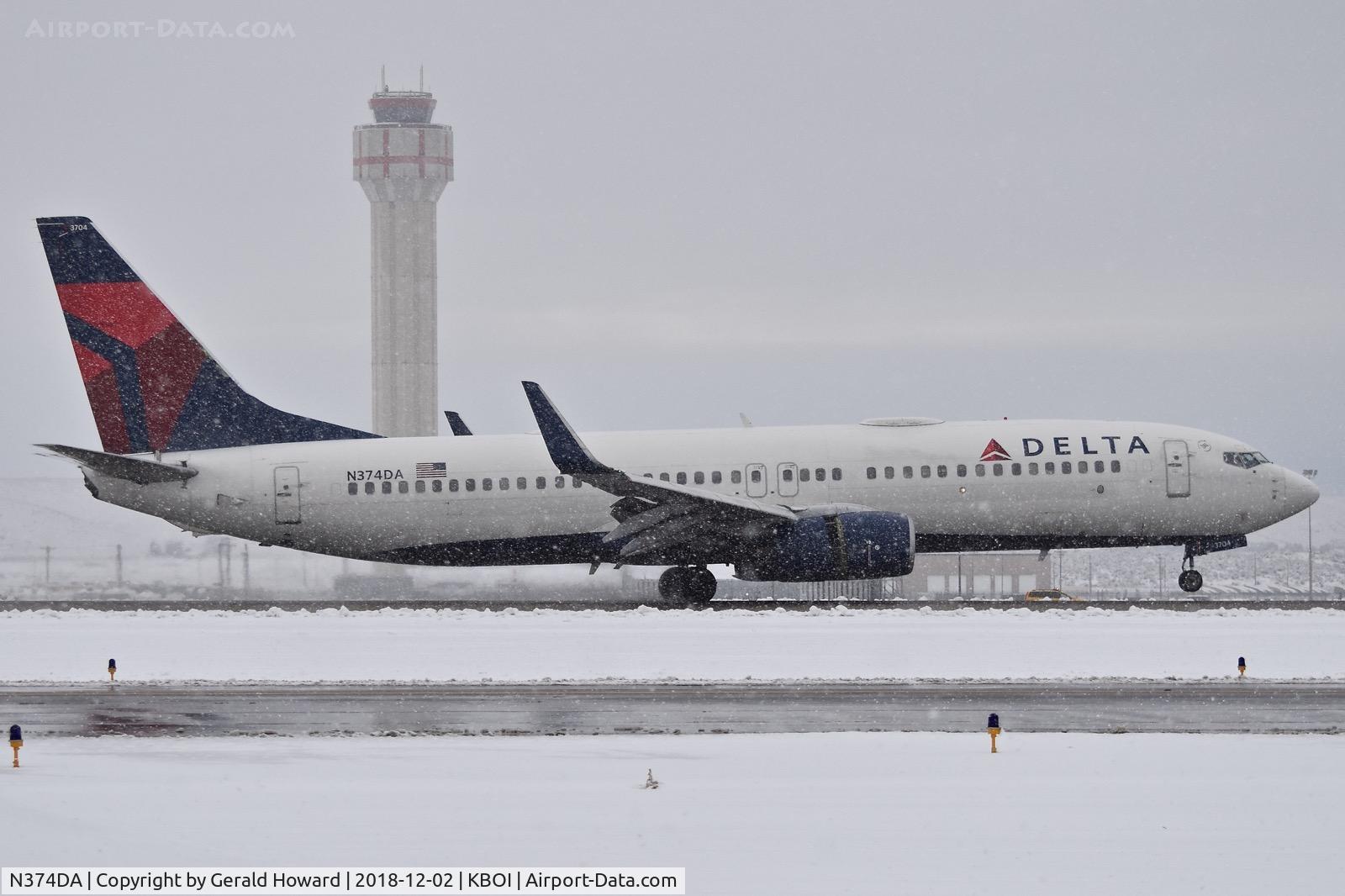 N374DA, 1998 Boeing 737-832 C/N 29622, Landing RWY 28R.