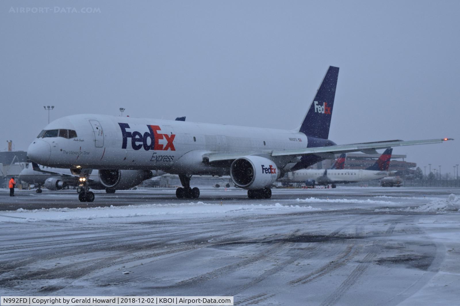 N992FD, 1986 Boeing 757-232(F) C/N 22912, Leaving the Fed Ex ramp.