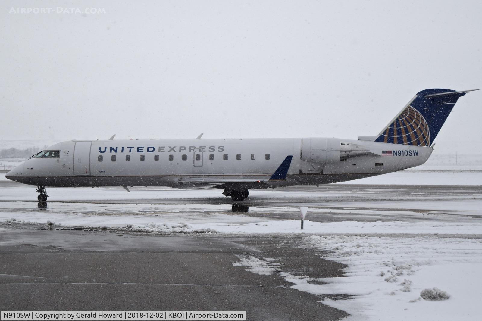 N910SW, 2001 Bombardier CRJ-200LR (CL-600-2B19) C/N 7566, Taxiing from the gate for RWY 28R.