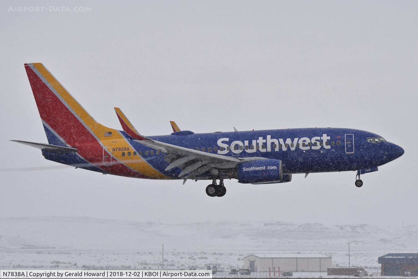 N7838A, 2000 Boeing 737-73V C/N 30235, Landing RWY 28R.