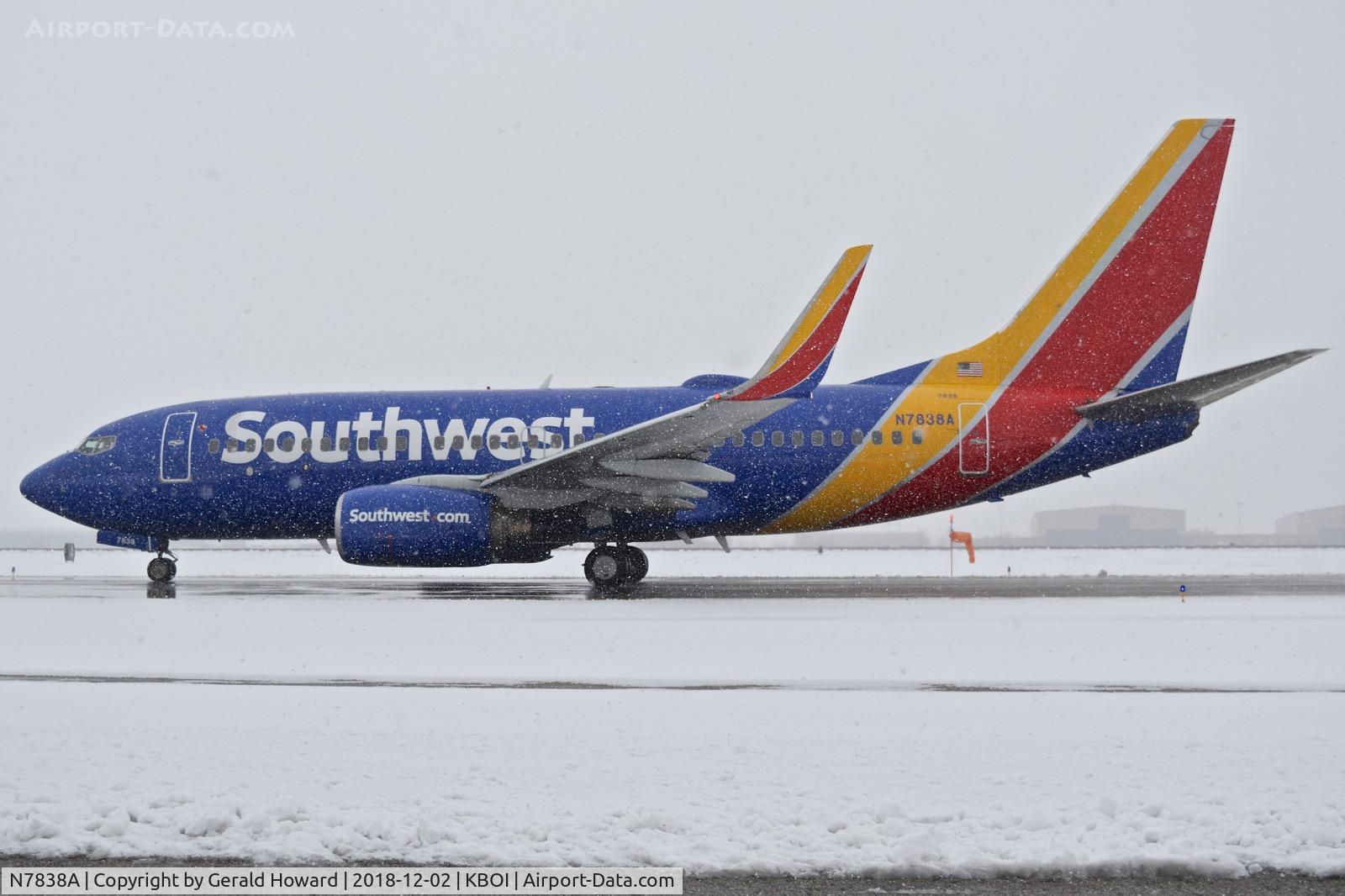 N7838A, 2000 Boeing 737-73V C/N 30235, Taxing on Alpha.