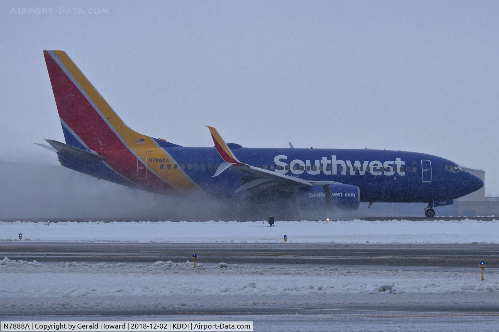 N7888A, 2007 Boeing 737-752 C/N 35124, Landing roll out on RWY 28R.