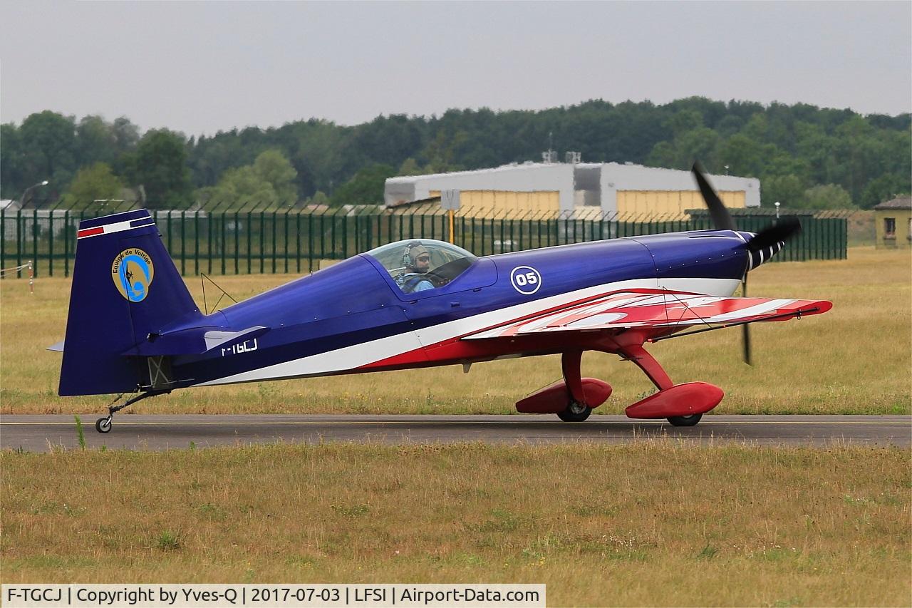 F-TGCJ, Extra EA-330SC C/N 05, Extra 330SC, French Air Force aerobatic team, Taxiing rwy 29, St Dizier-Robinson Air Base 113 (LFSI)