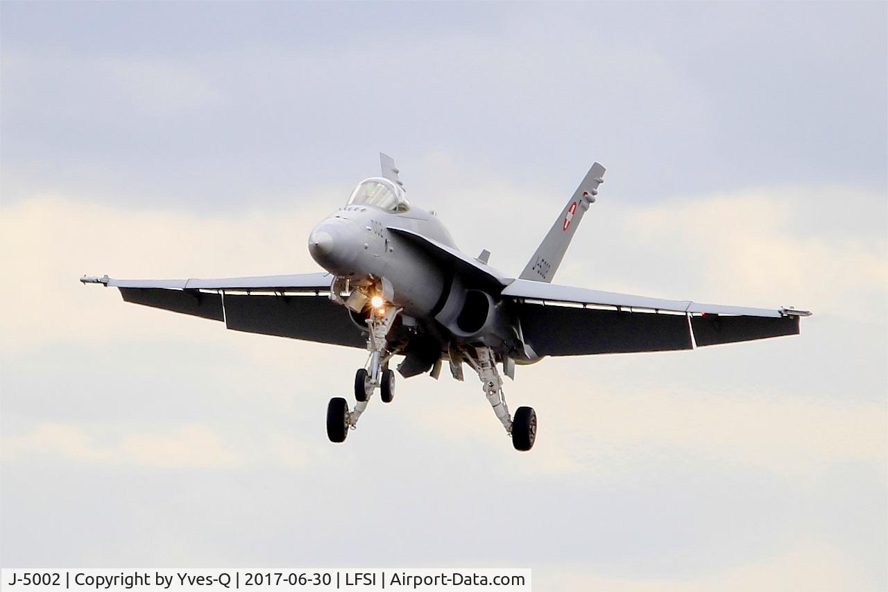 J-5002, McDonnell Douglas F/A-18C Hornet C/N 1315/SFC002, Swiss Air Force McDonnell Douglas FA-18C Hornet, On final rwy 29, St Dizier-Robinson Air Base 113 (LFSI) Open day 2017