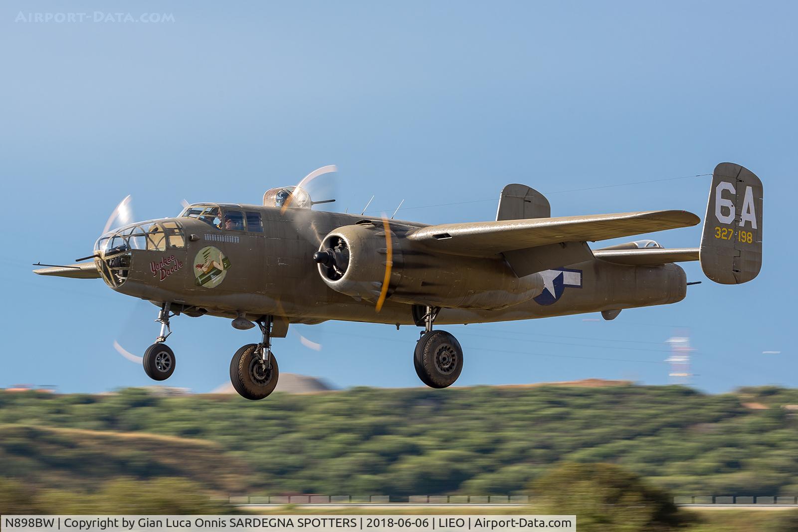 N898BW, 1945 North American TB-25N Mitchell C/N 108-47749 (45-8898), LANDING FILM 