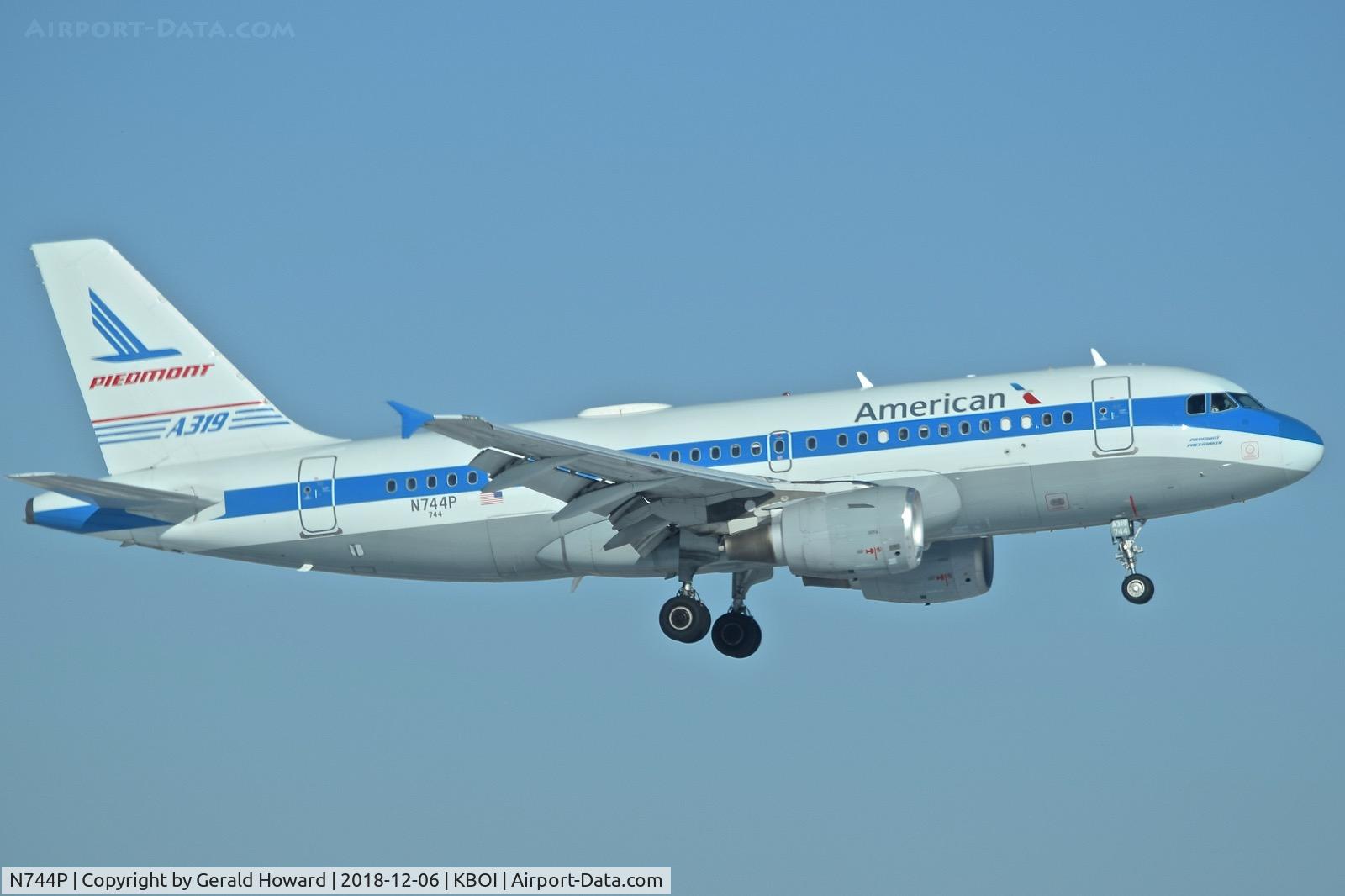 N744P, 2000 Airbus A319-112 C/N 1287, Landing RWY 10L.