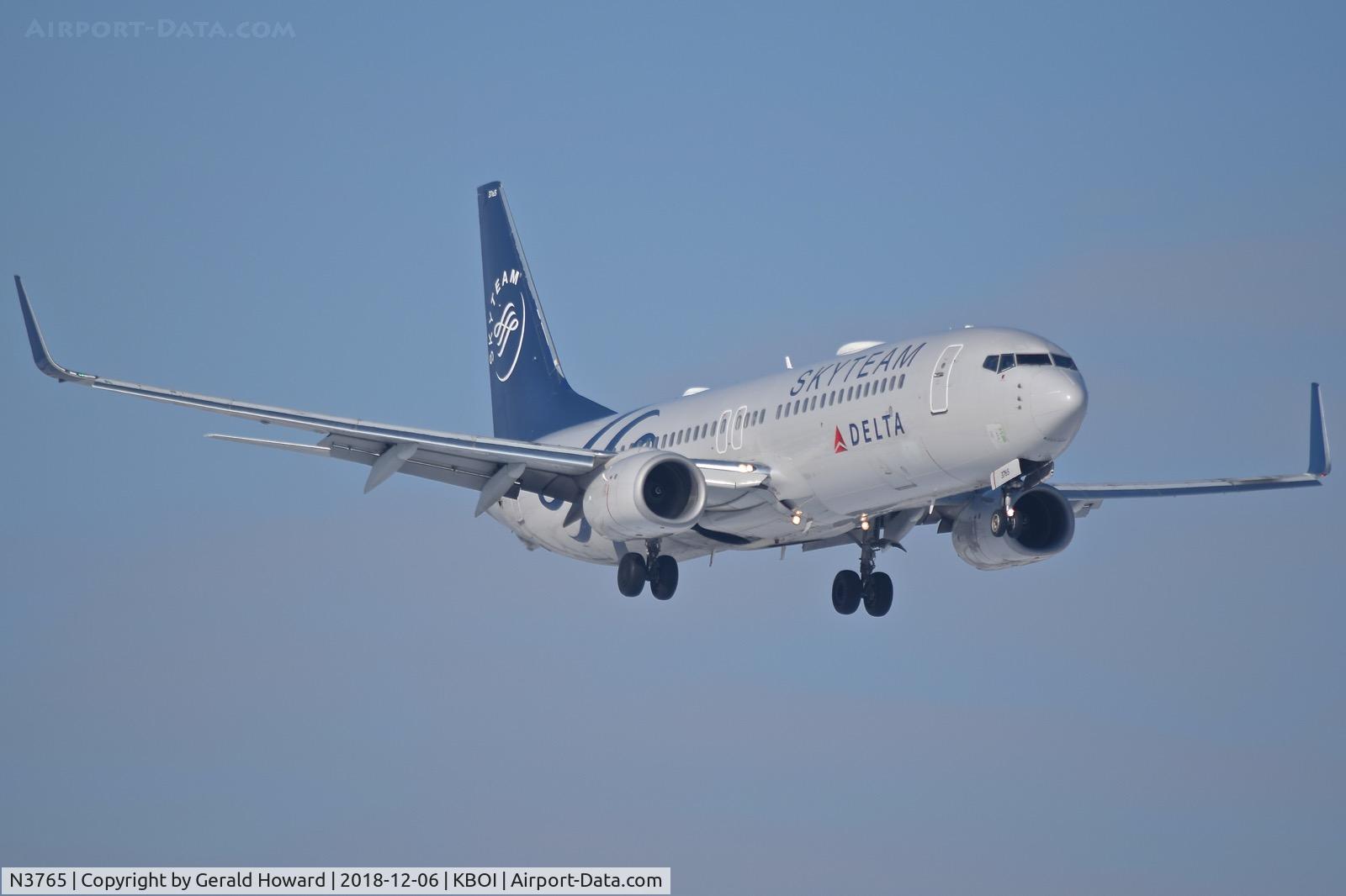N3765, 2001 Boeing 737-832 C/N 30819, On approach to RWY 10L.