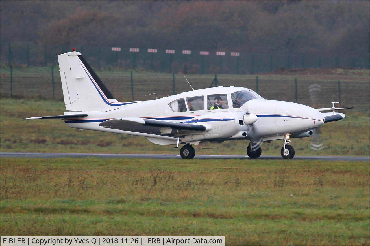 F-BLEB, 1964 Piper PA-23-250 Aztec C/N 272434, Piper PA-23-250 Aztec, Taxiing rwy 25L, Brest-Bretagne Airport (LFRB-BES)