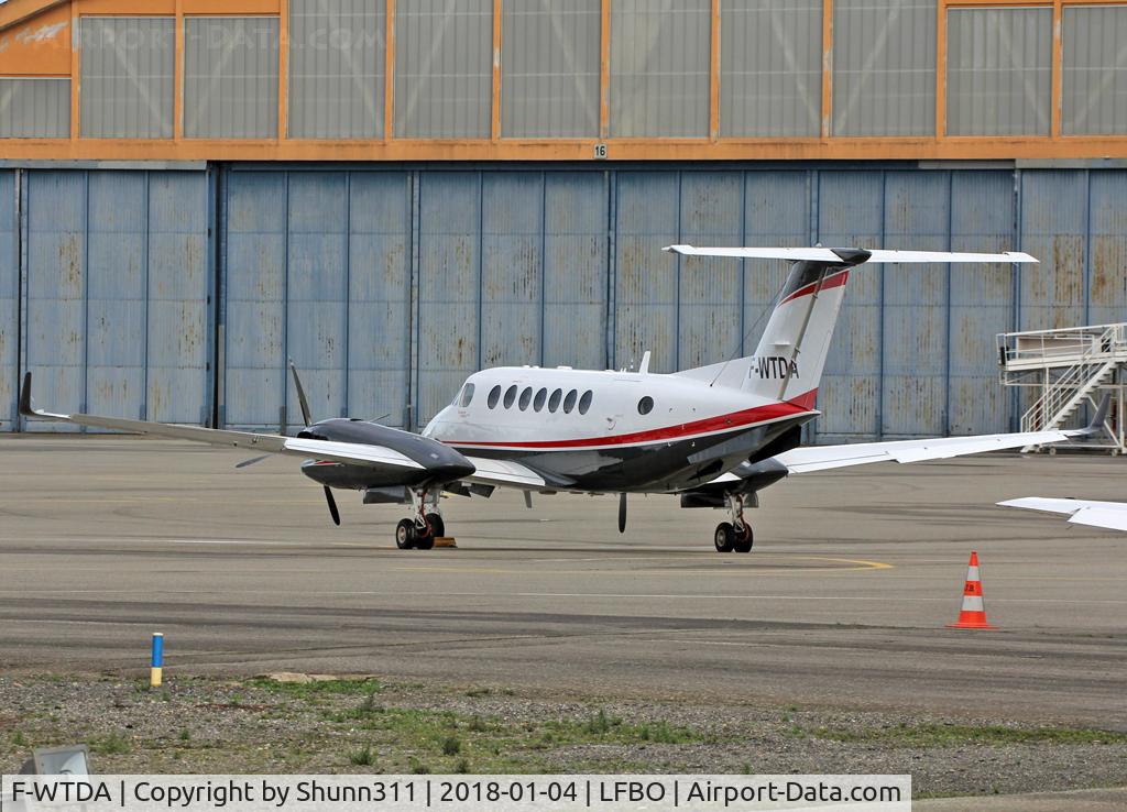 F-WTDA, 2010 Hawker Beechcraft 350i King Air C/N FL-702, Parked at the General Aviation area during heavy maintenance by Uni Air. To be re-reg as F-HFGP