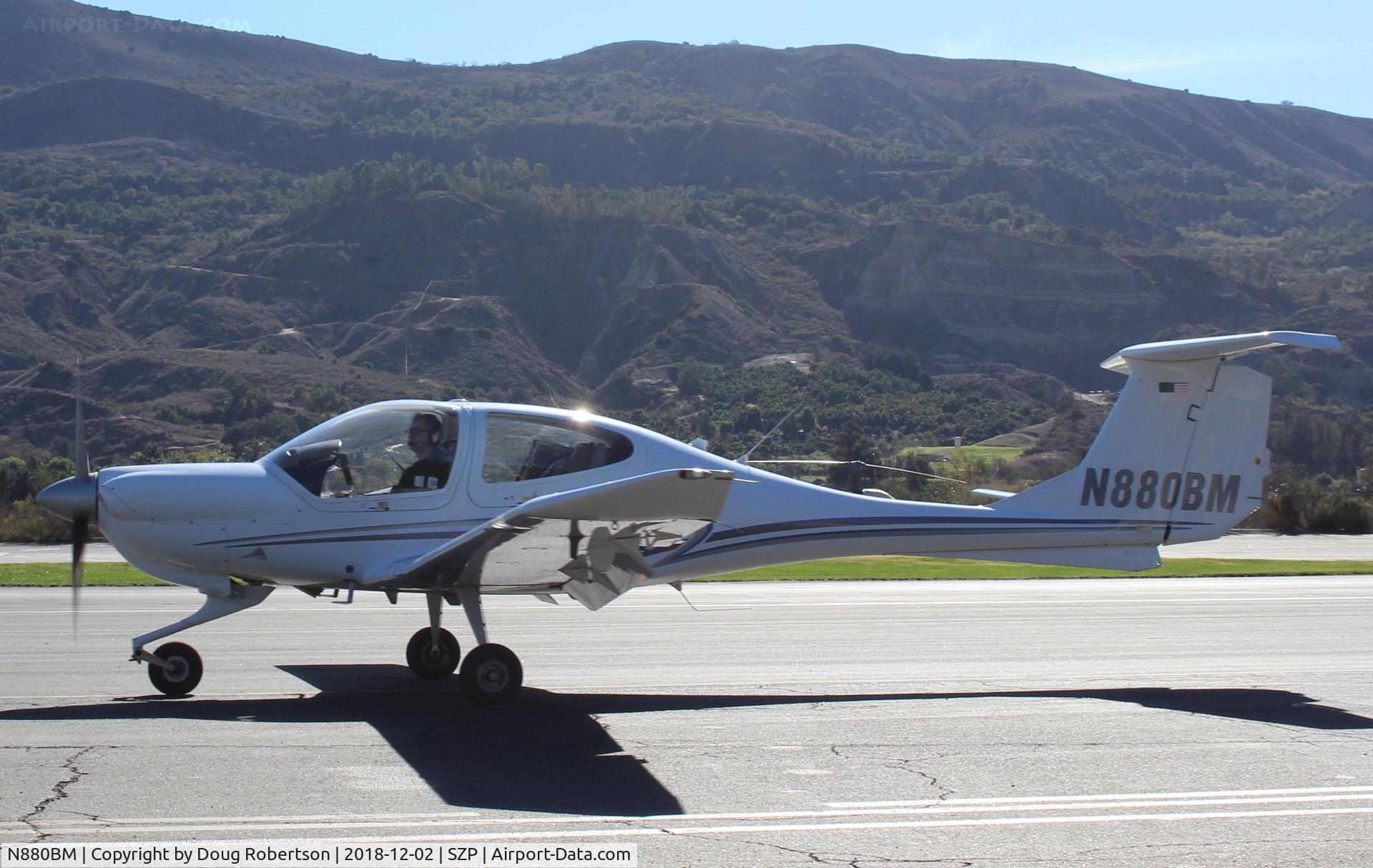 N880BM, 2007 Diamond DA-40 Diamond Star C/N 40.879, 2007 Diamond Aircraft Inds. Inc. DA-40-180 DIAMOND STAR, Lycoming IO-360-MIA+ 180 Hp, taxi back after landing Rwy 22