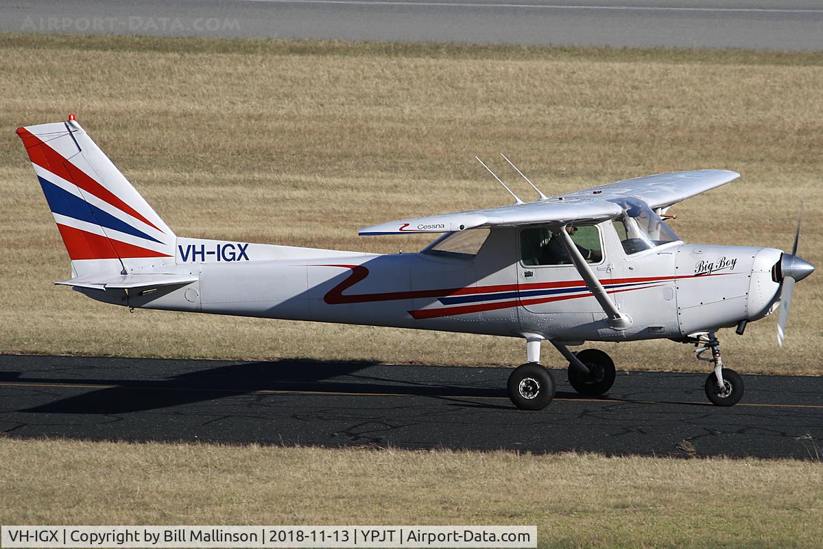 VH-IGX, 1979 Cessna 152 C/N 15283287, TAXIING