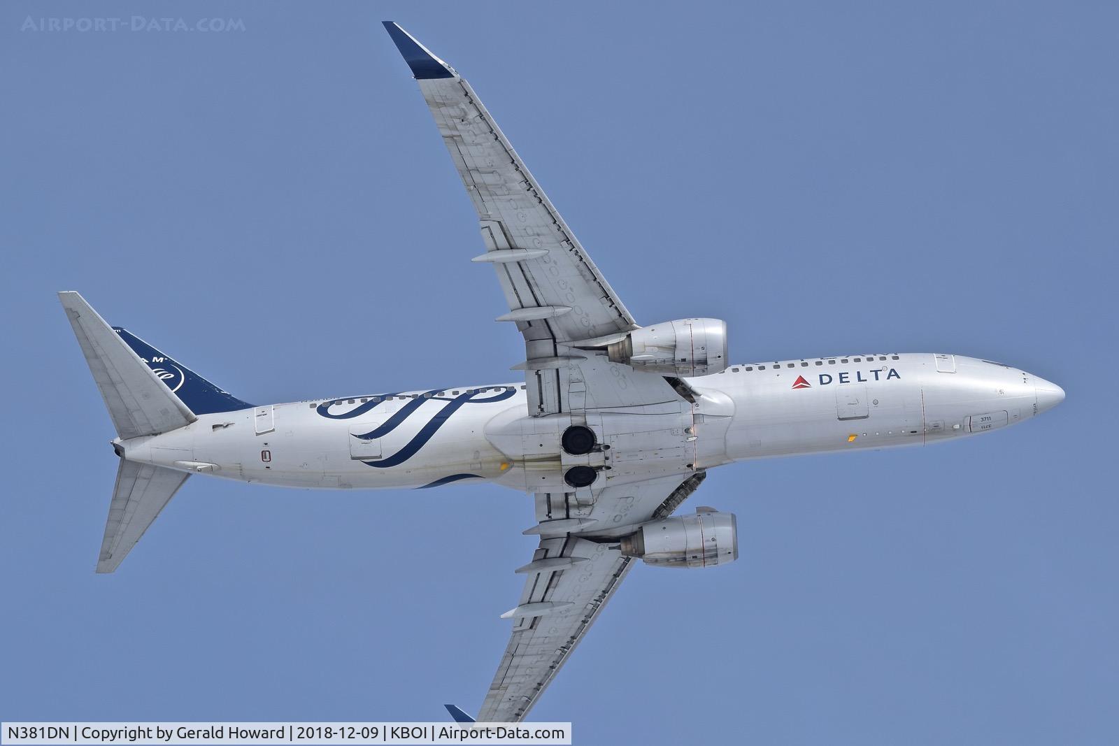 N381DN, 1999 Boeing 737-832 C/N 30350, Departing BOI.