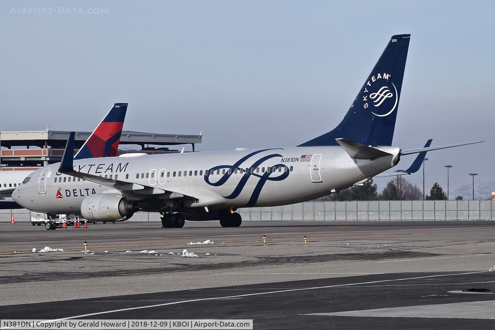 N381DN, 1999 Boeing 737-832 C/N 30350, On the ramp.