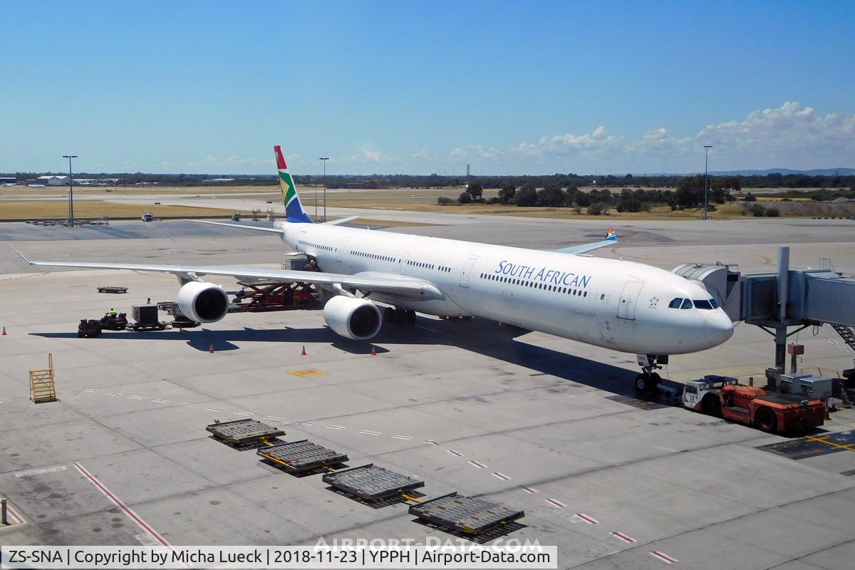 ZS-SNA, 2002 Airbus A340-642 C/N 410, At Perth