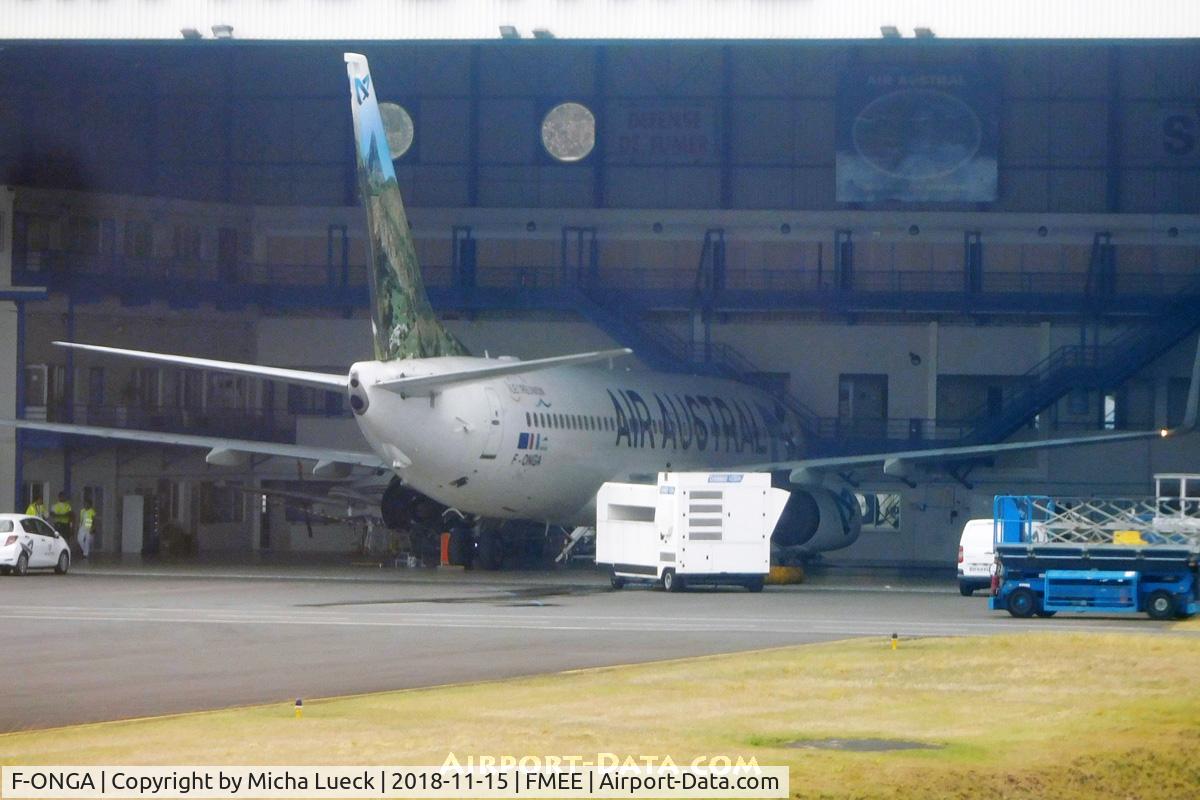 F-ONGA, 2010 Boeing 737-89M C/N 40910, At Roland Garros