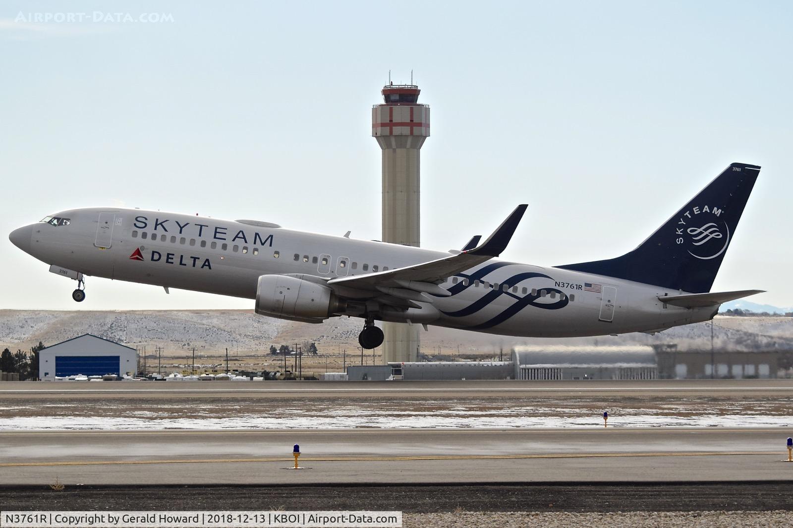 N3761R, 2001 Boeing 737-832 C/N 29628, Take off from RWY 10L.