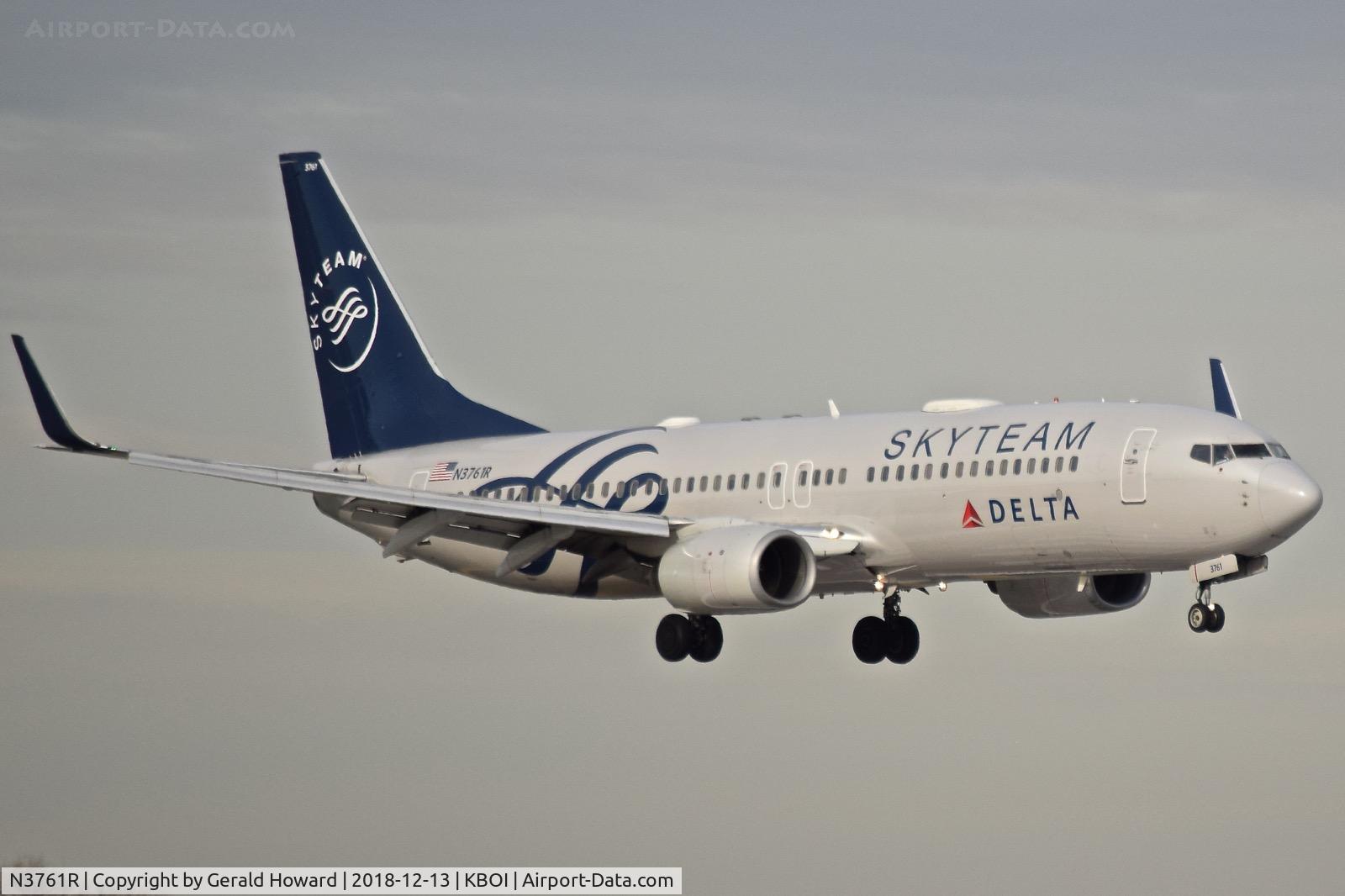N3761R, 2001 Boeing 737-832 C/N 29628, On final for RWY 10L.