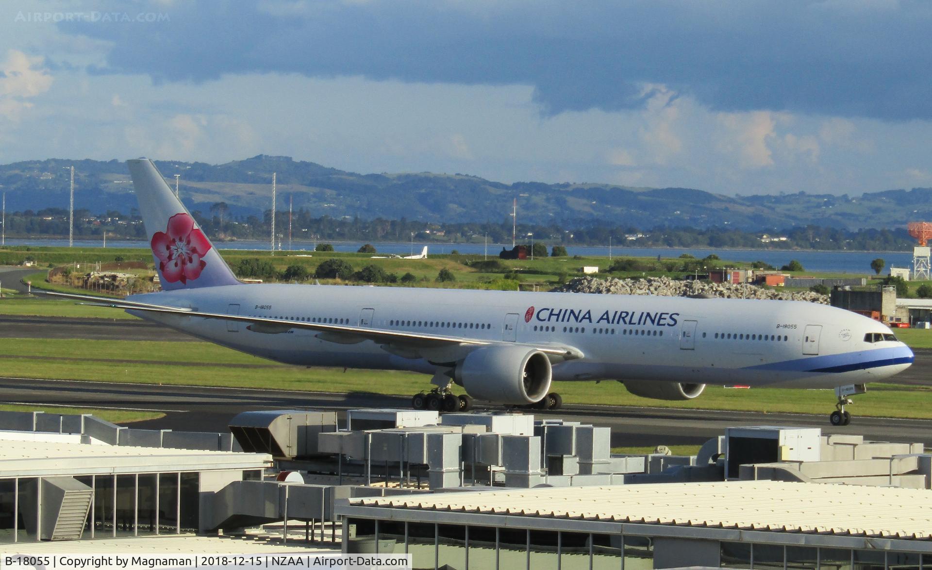 B-18055, 2014 Boeing 777-36N/ER C/N 41823, taxying to ramp