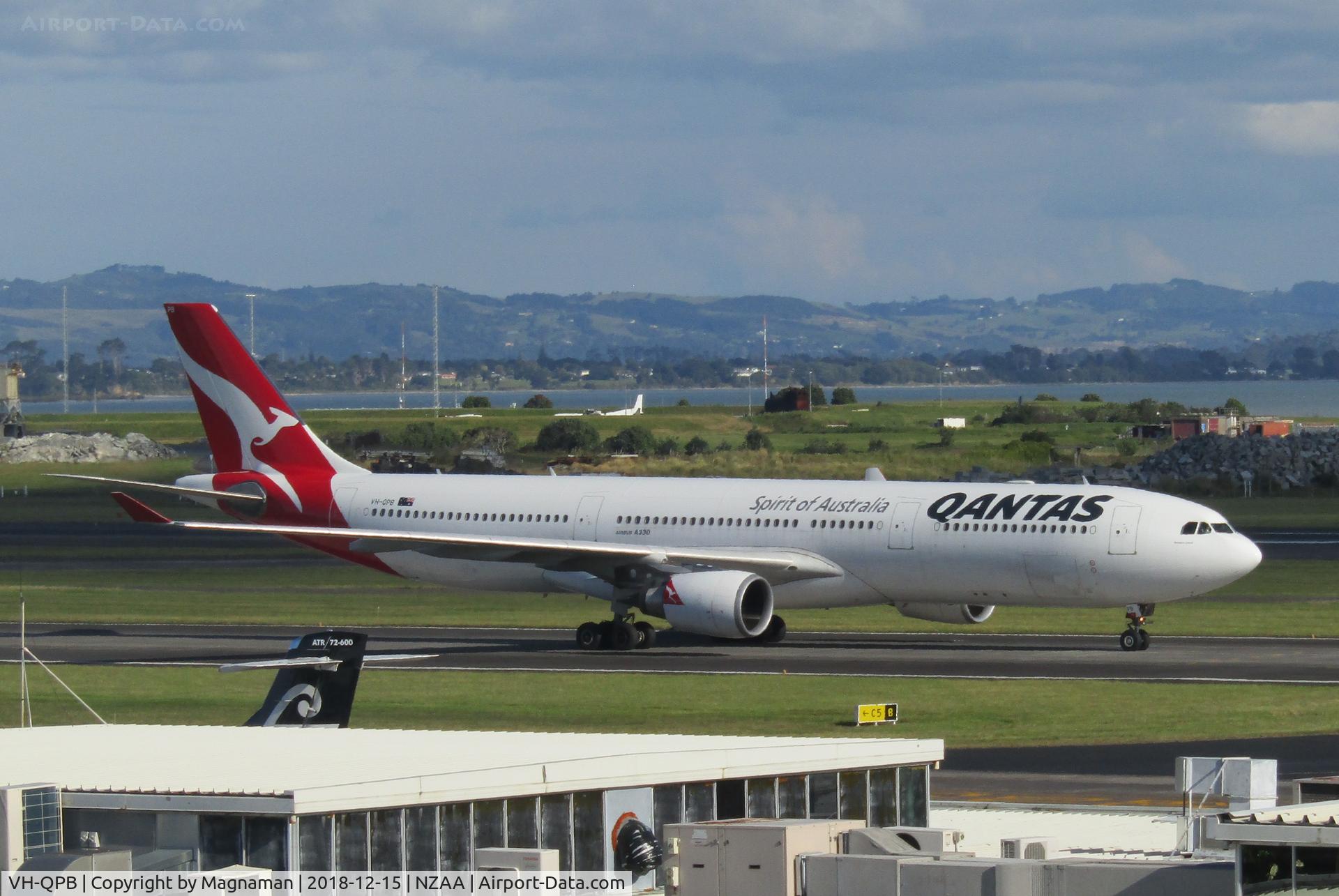 VH-QPB, 2003 Airbus A330-303 C/N 0558, taxying to ramp