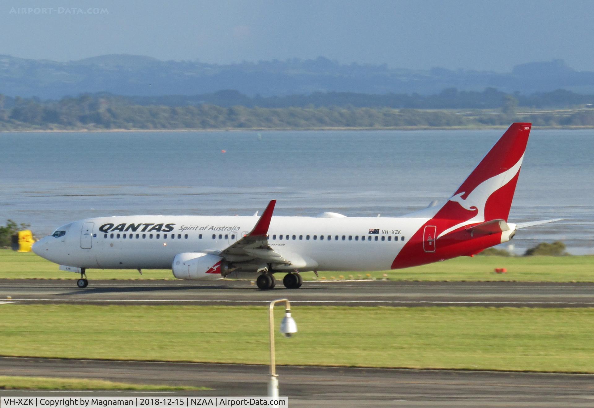 VH-XZK, 2013 Boeing 737-838 C/N 39366, racing along runway