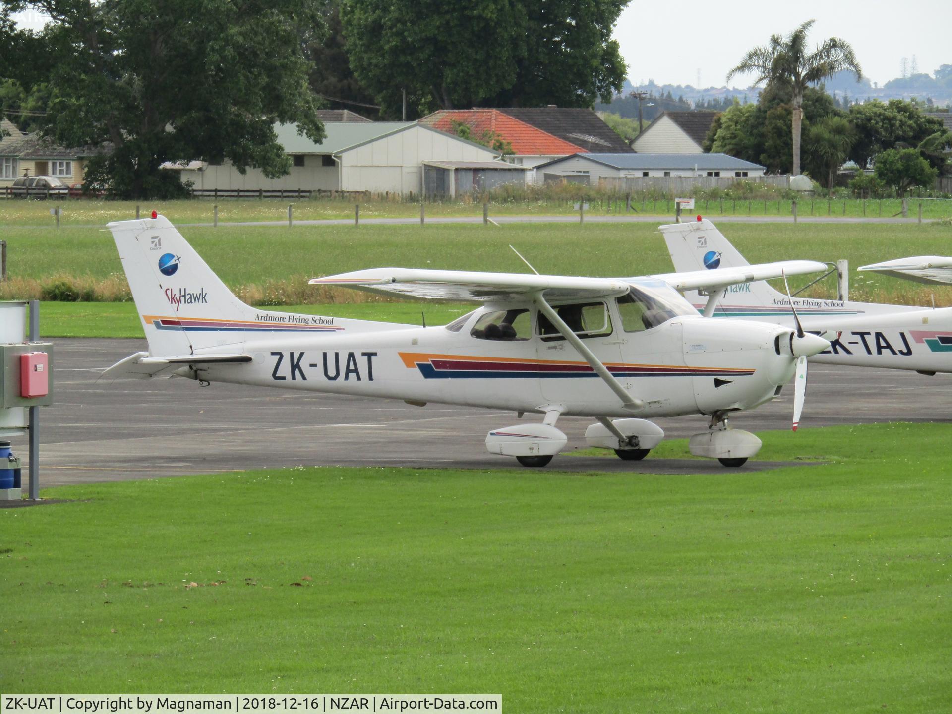 ZK-UAT, Cessna 172R C/N 17281127, no one using me today