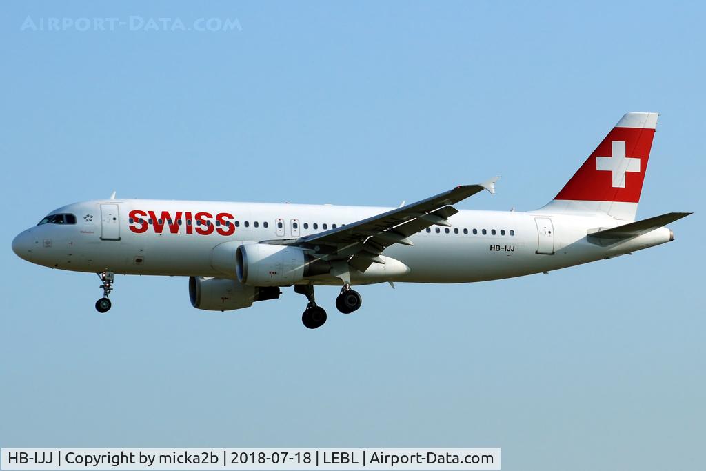 HB-IJJ, 1996 Airbus A320-214 C/N 585, Landing. New livery