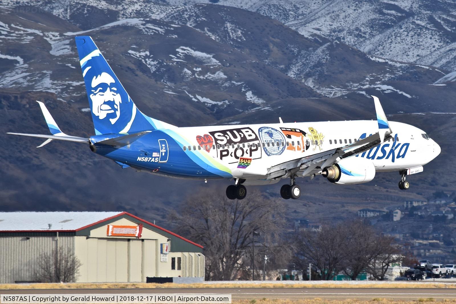 N587AS, 2007 Boeing 737-890 C/N 35684, Landing RWY 10L.