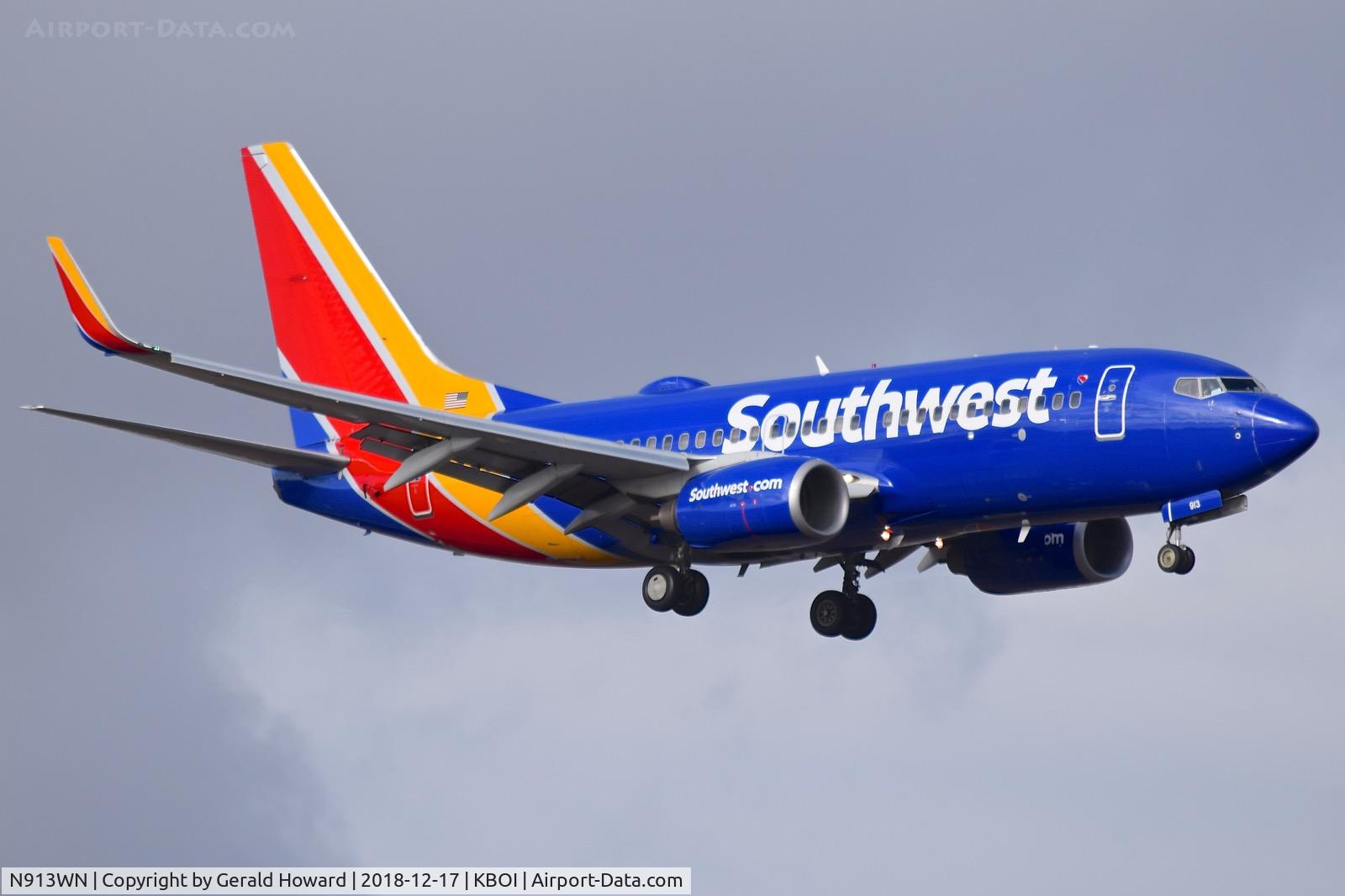 N913WN, 2008 Boeing 737-7H4 C/N 29840, Landing RWY 10L.