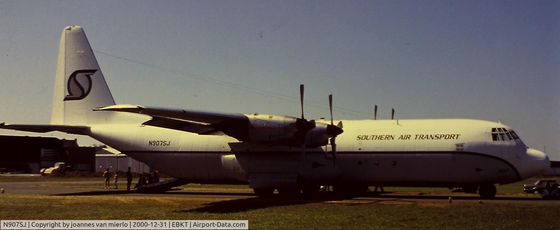 N907SJ, 1967 Lockheed L-100-30 Hercules (L-382G) C/N 382-4248, Flying mass para-droppings Moorsele, Belgium