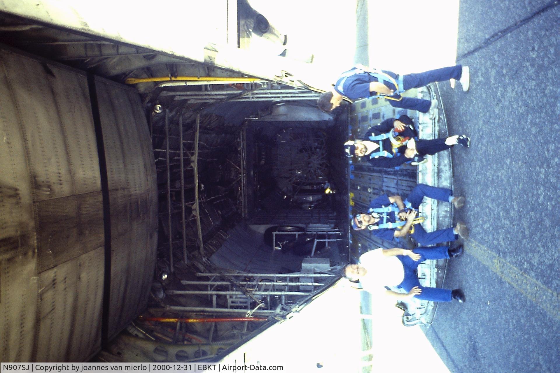N907SJ, 1967 Lockheed L-100-30 Hercules (L-382G) C/N 382-4248, Awaiting parajumpers to  embark
