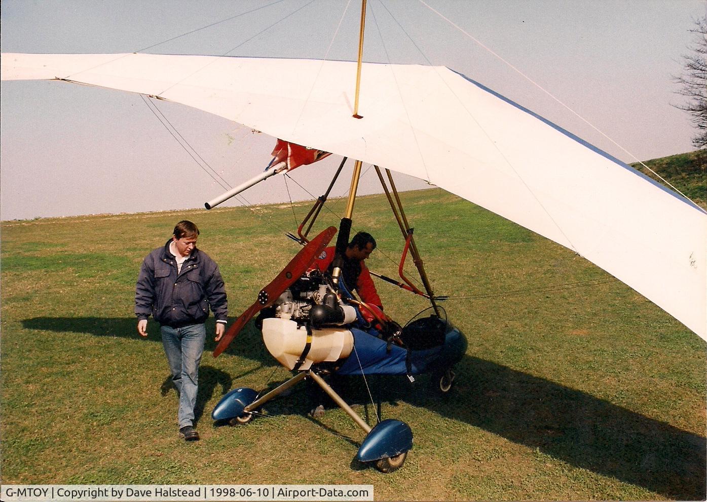 G-MTOY, 1987 Solar Wings Pegasus XL-R C/N SW-WA-1249, pre flight check, pilot and owner on left, Jay Madhvani on right sadly killed in accident 2007