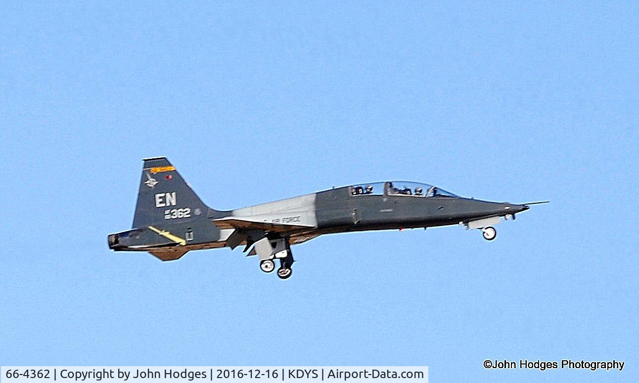66-4362, 1966 Northrop T-38A Talon C/N N.5993, Coming into Dyess