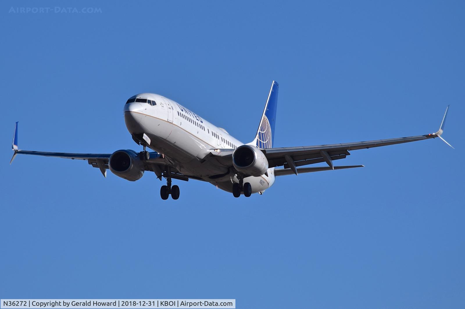 N36272, 2001 Boeing 737-824 C/N 31590, Landing RWY 28R.