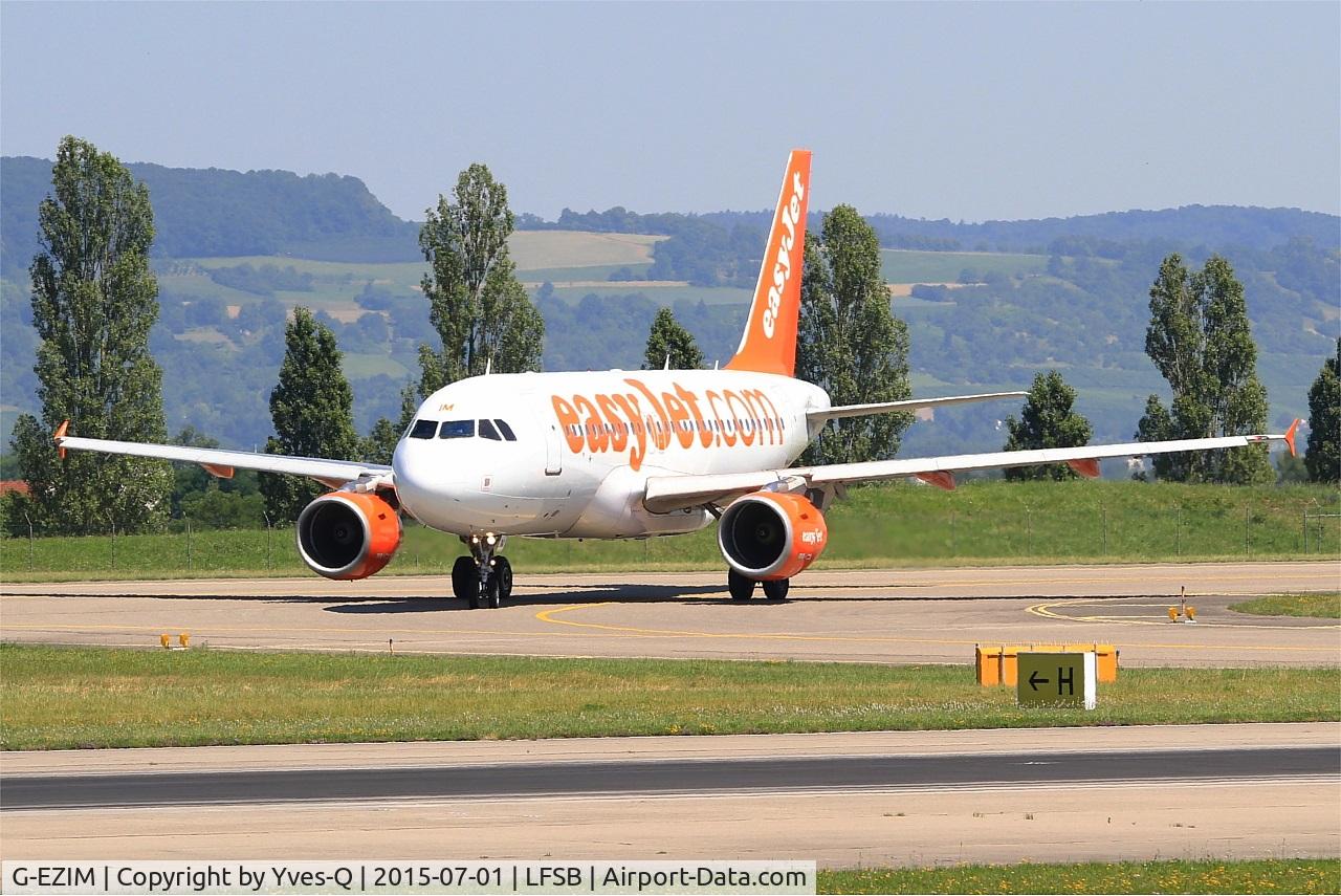G-EZIM, 2005 Airbus A319-111 C/N 2495, Airbus A319-111, Taxiing to holding point rwy 15, Bâle-Mulhouse-Fribourg airport (LFSB-BSL)