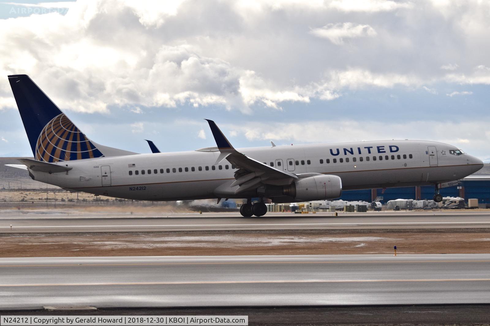N24212, 1998 Boeing 737-824 C/N 28772, Landing RWY 28R.