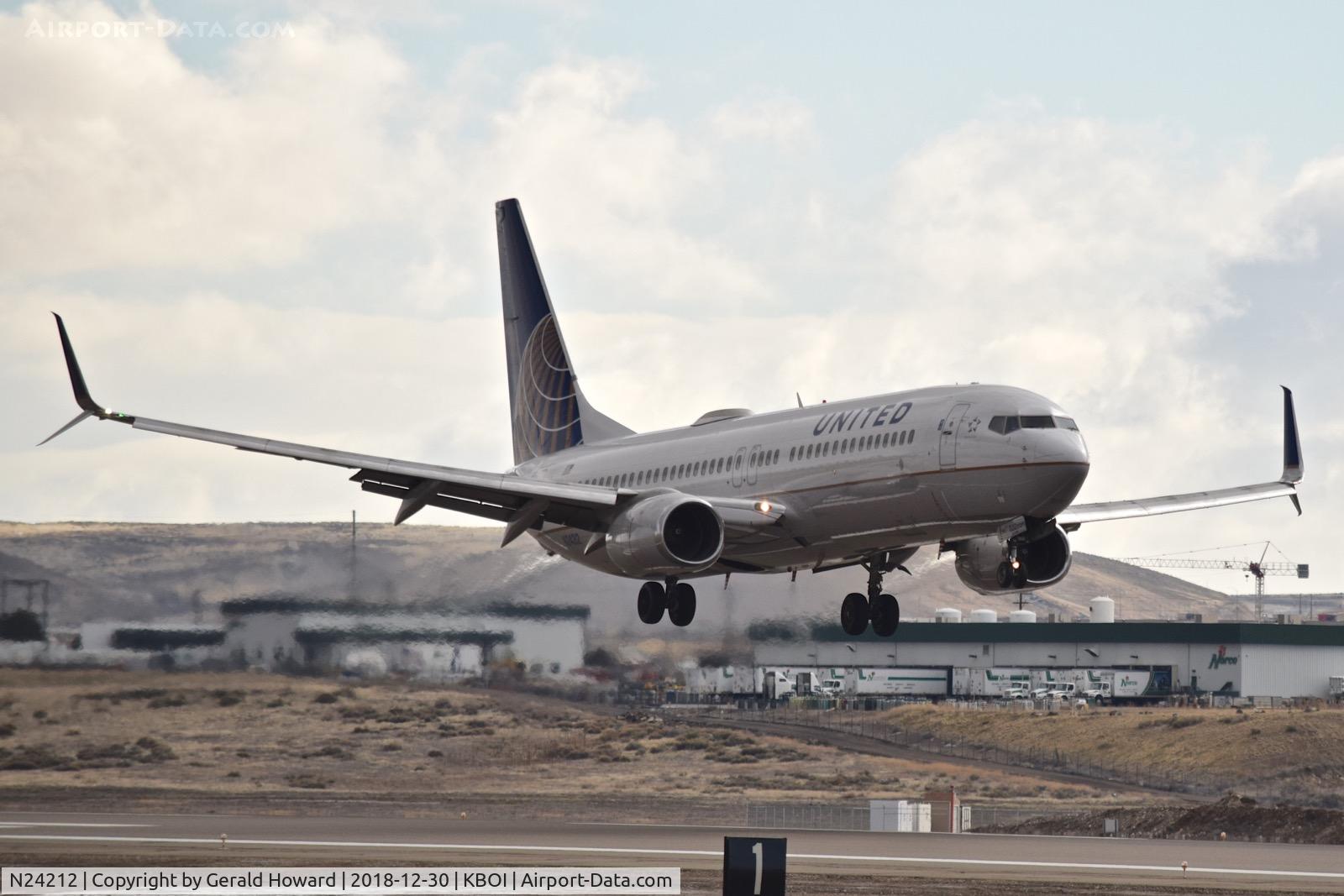 N24212, 1998 Boeing 737-824 C/N 28772, Landing RWY 28R.