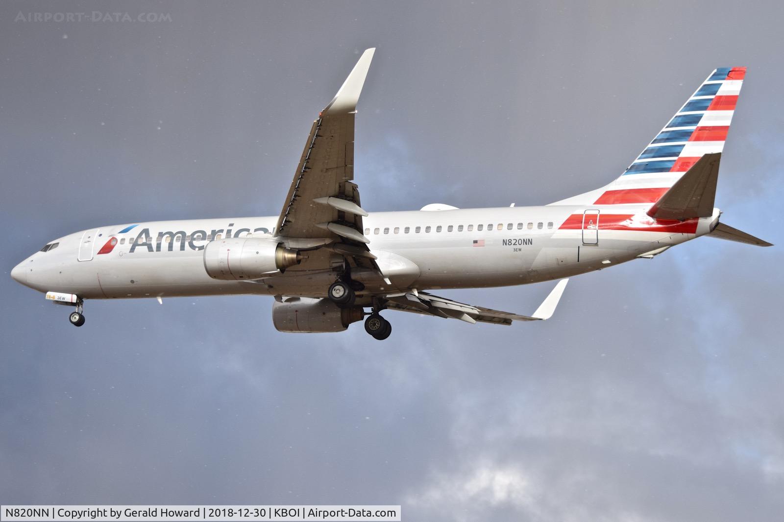 N820NN, 2009 Boeing 737-823 C/N 29559, Landing RWY 28R.