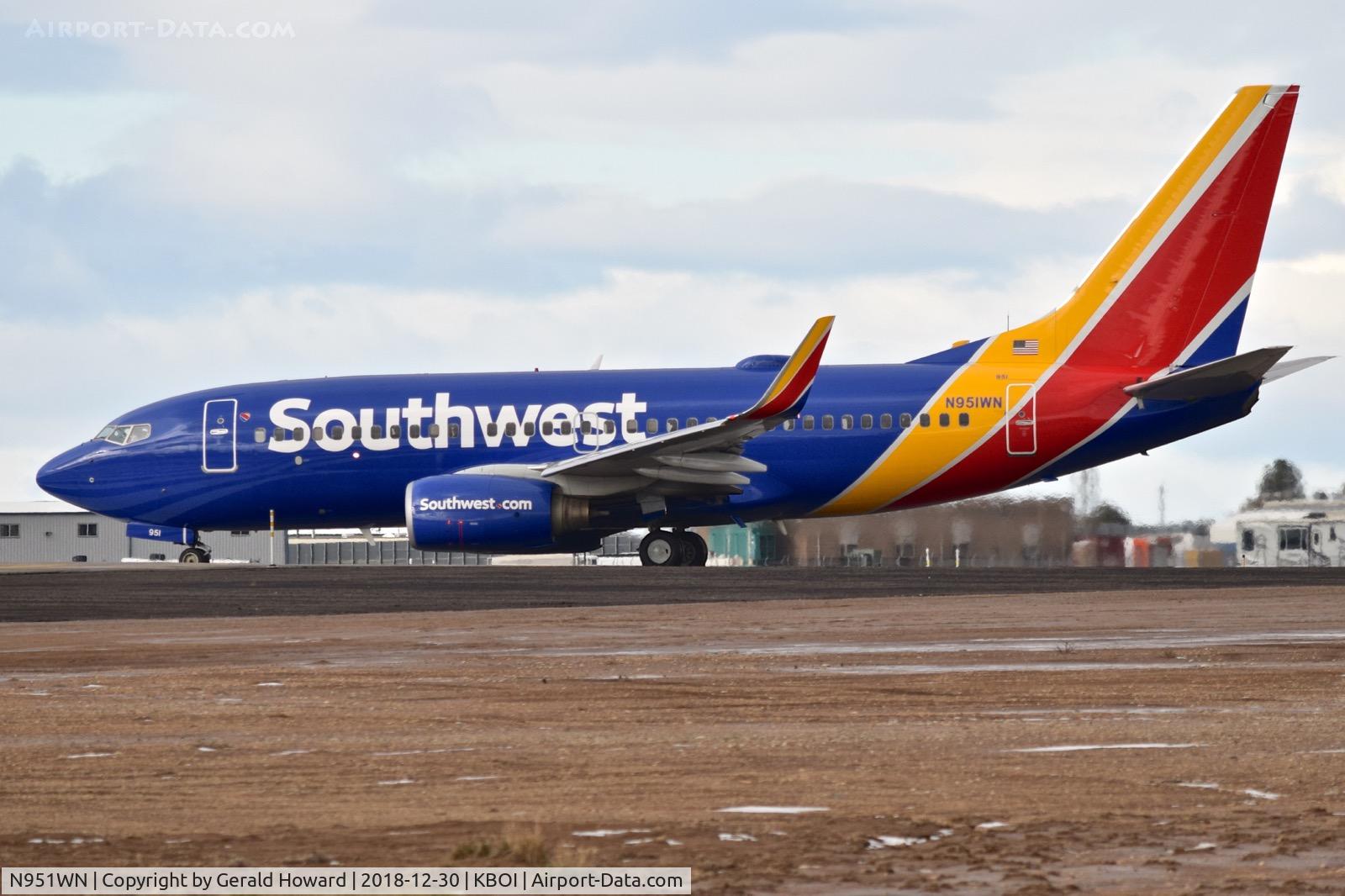 N951WN, 2010 Boeing 737-7H4 C/N 36665, Turning onto RWY 28R from Alpha.