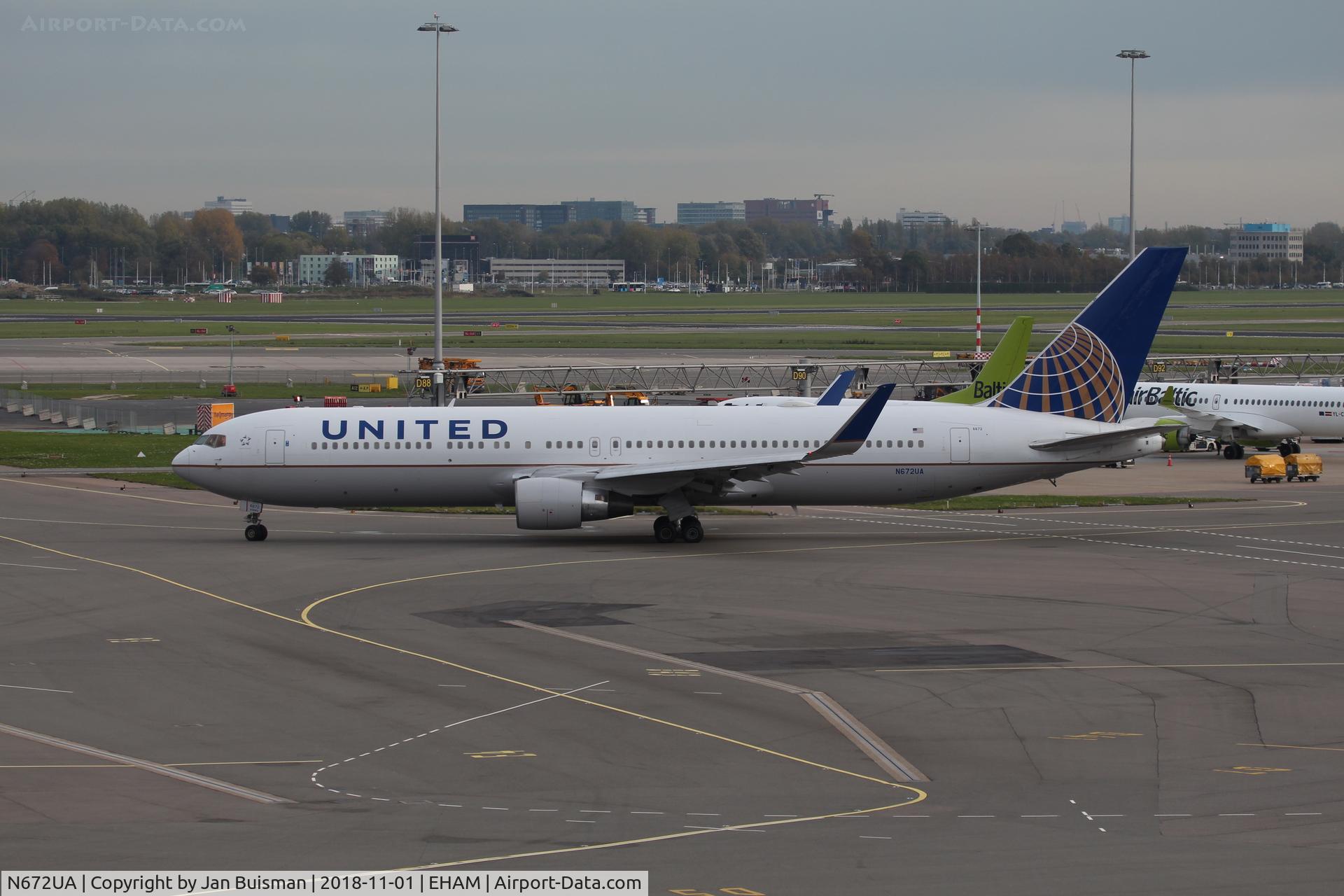 N672UA, 1999 Boeing 767-322 C/N 30027, United