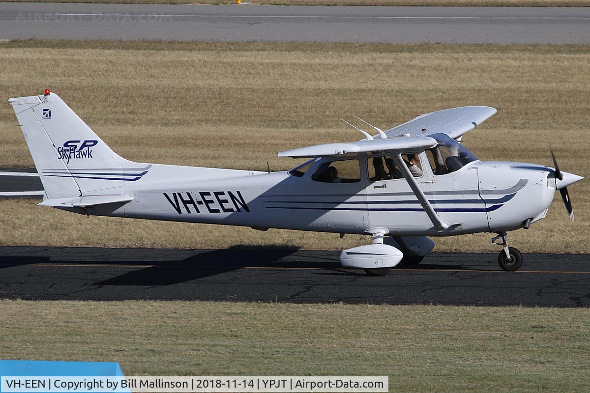 VH-EEN, Cessna 172S C/N 172S9411, taxiing