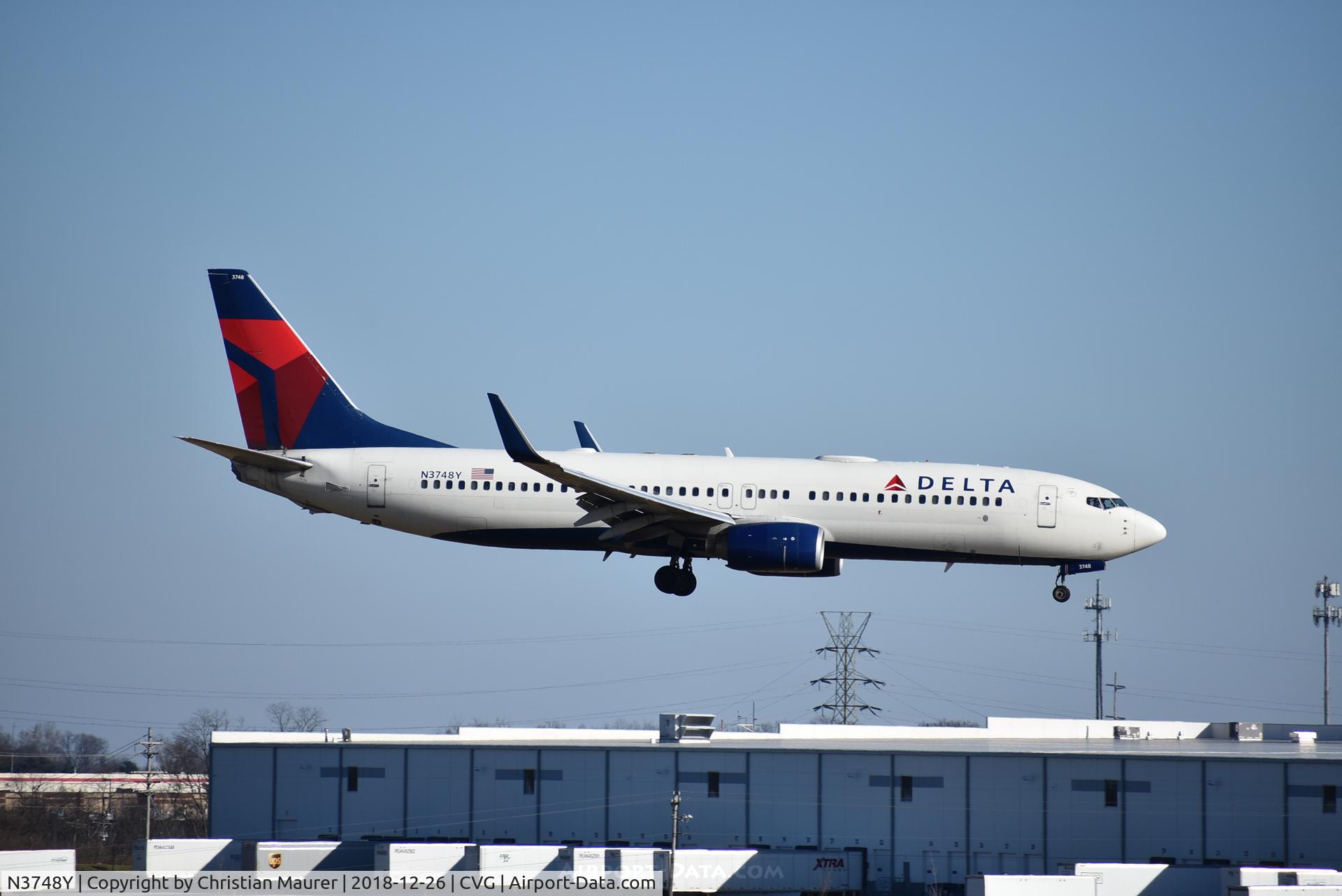 N3748Y, 2001 Boeing 737-832 C/N 30489, Boeing 737-800 on final