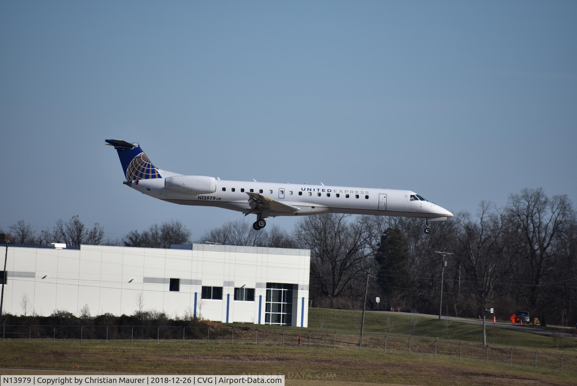 N13979, 1999 Embraer ERJ-145LR (EMB-145LR) C/N 145181, ERJ-145LR diving to 18L from New Jersey