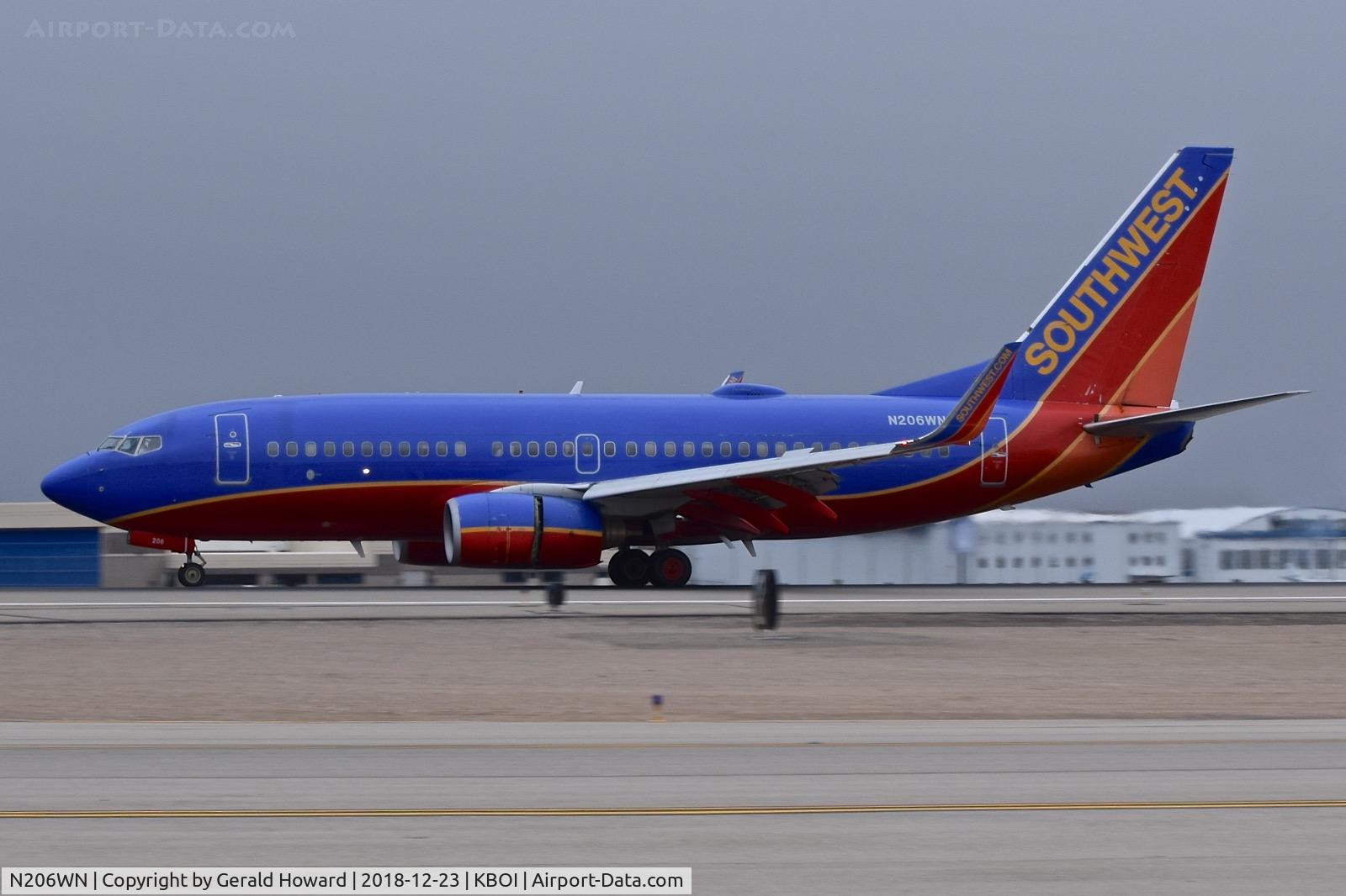 N206WN, 2005 Boeing 737-7H4 C/N 34011, Landing roll out on RWY 10L.