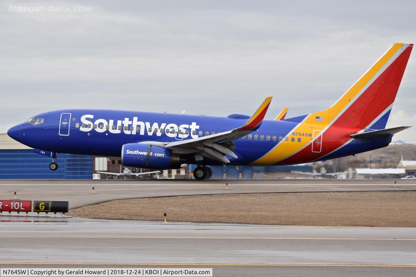 N764SW, 2000 Boeing 737-7H4 C/N 27878, Landing roll out on RWY 10L.