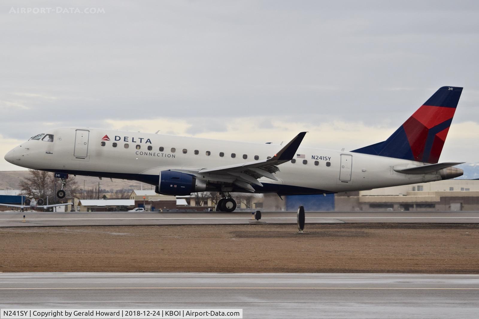 N241SY, 2016 Embraer 175LR (ERJ-170-200LR) C/N 17000585, Touch down on RWY 10L.