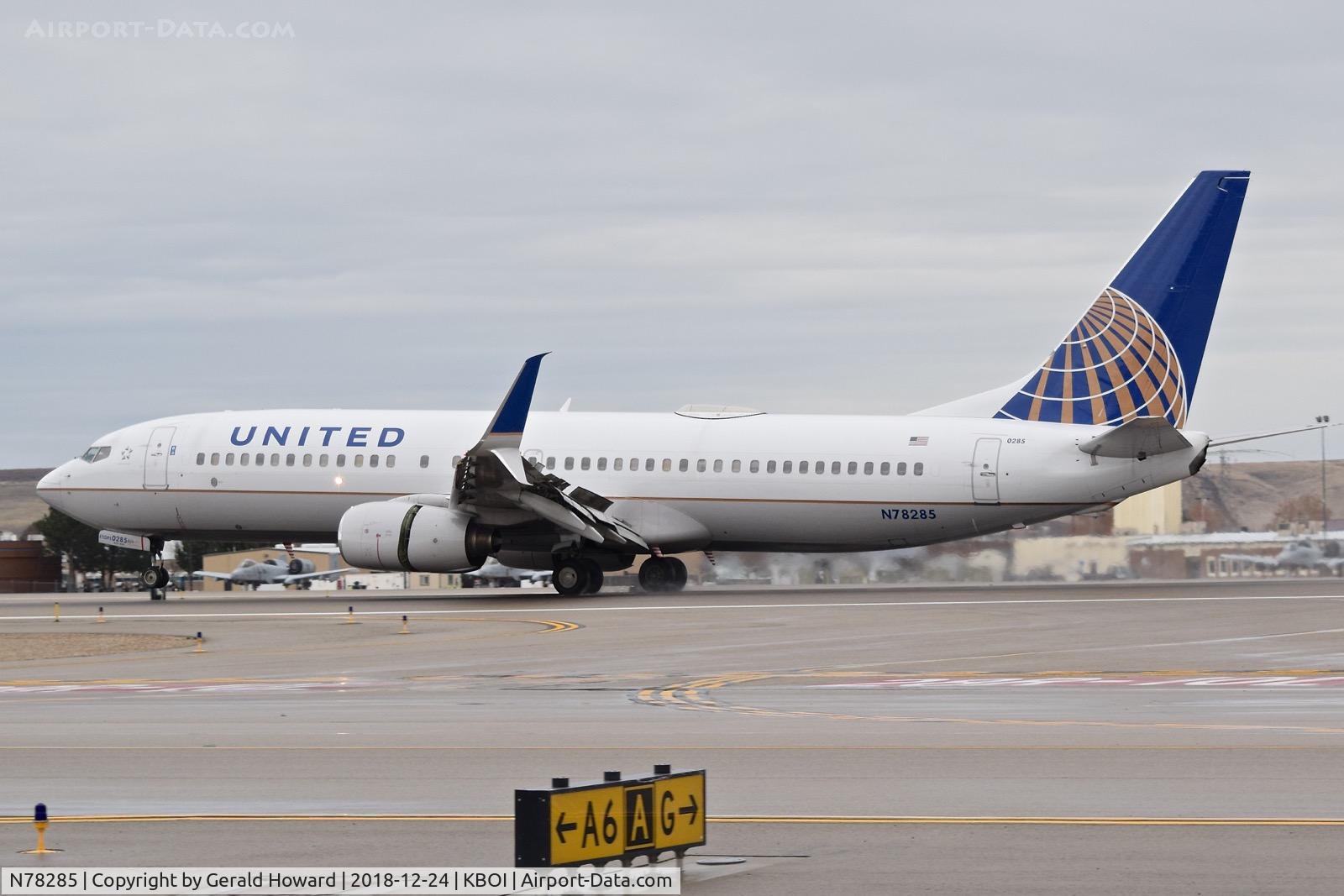 N78285, 2004 Boeing 737-824 C/N 33452, Landing rollout on RWY 10l.