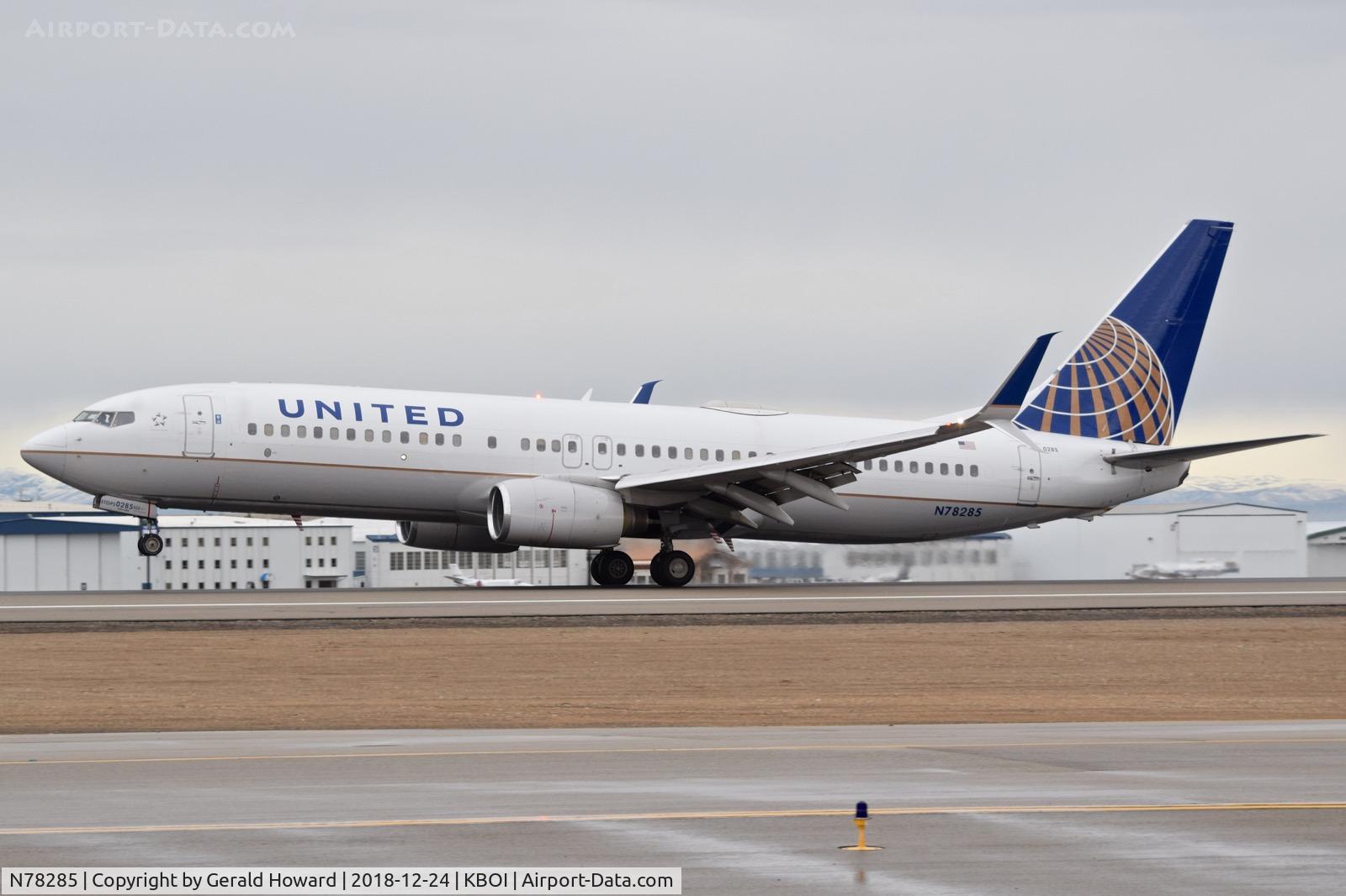 N78285, 2004 Boeing 737-824 C/N 33452, Touch down on RWY 10L.